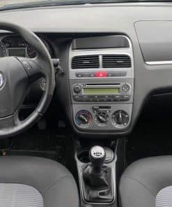 Hochwertiges Autoradio-Installationsset im Fahrzeug interior.