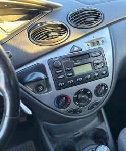 Alt text: Innenraum mit Original-Radio und Klima Anlage in einem Fahrzeug.