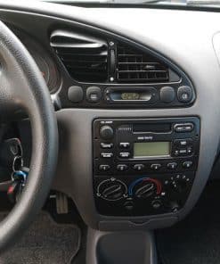 Hochwertiges Autoradio mit Bedienfeld im Fahrzeug-Innenraum.