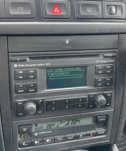 Radio Navigationssystem im Fahrzeug, digitale Anzeige mit Fortschrittsanzeige.