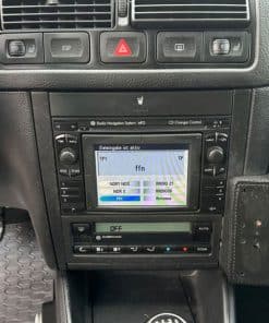 Fahrzeug-Infotainmentsystem mit Navigation und Radio, Einbau im Armaturenbrett.