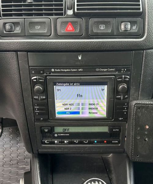 Fahrzeug-Infotainmentsystem mit Navigation und Radio, Einbau im Armaturenbrett.