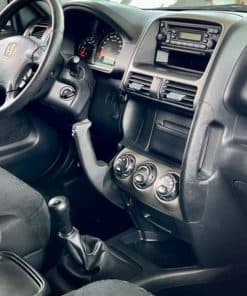 Innenraum eines Autos mit Radiosystem, Standard Armaturenbrett und Navigation.