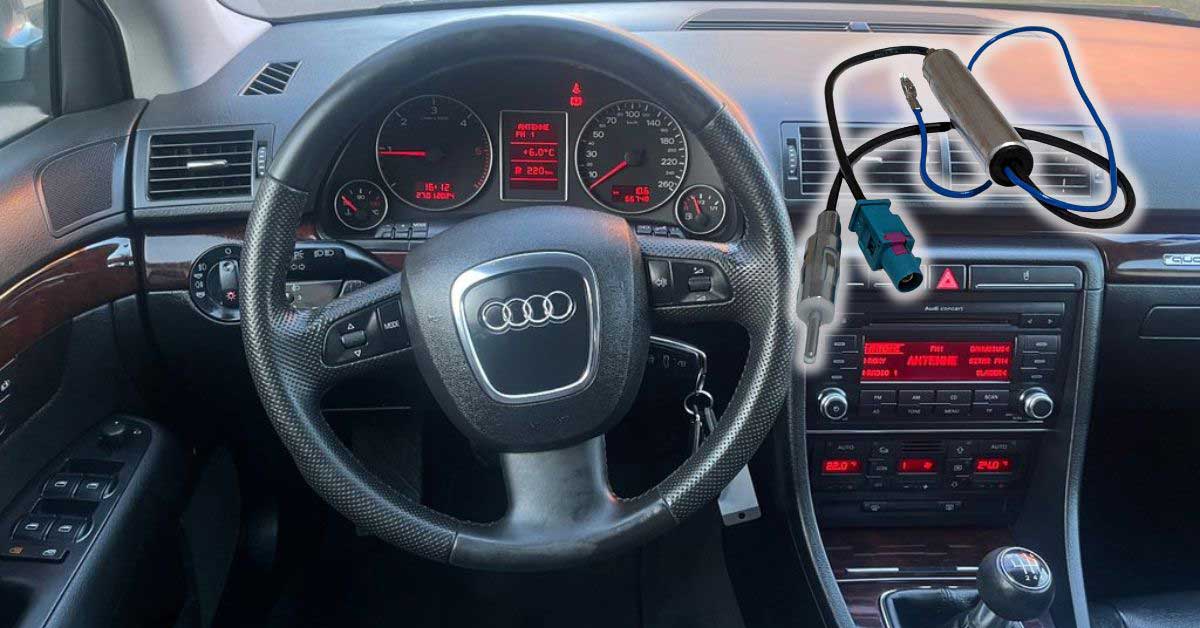 Fahrzeug-Innenraum mit Audi Lenkrad und Multimedia-Anlage.