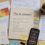plans de contingence sur bureau avec schémas et checklist