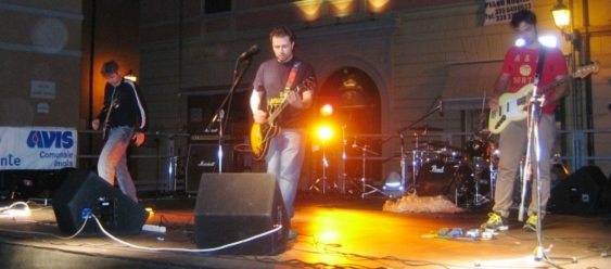 Un'altra immagine dello spettacolo "Avis - Gocce di musica", di cui l'articolo "Giovani band cercasi: torna “Gocce di musica” per la solidarietà"