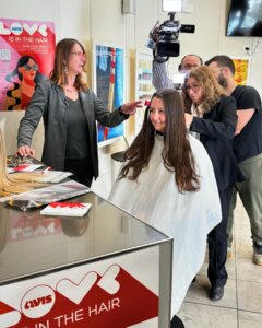 Eva Ballarani e Filippo Pozzoli i primi donatori di capelli del progetto Avis Love is in the Hair taglio dimostrativo