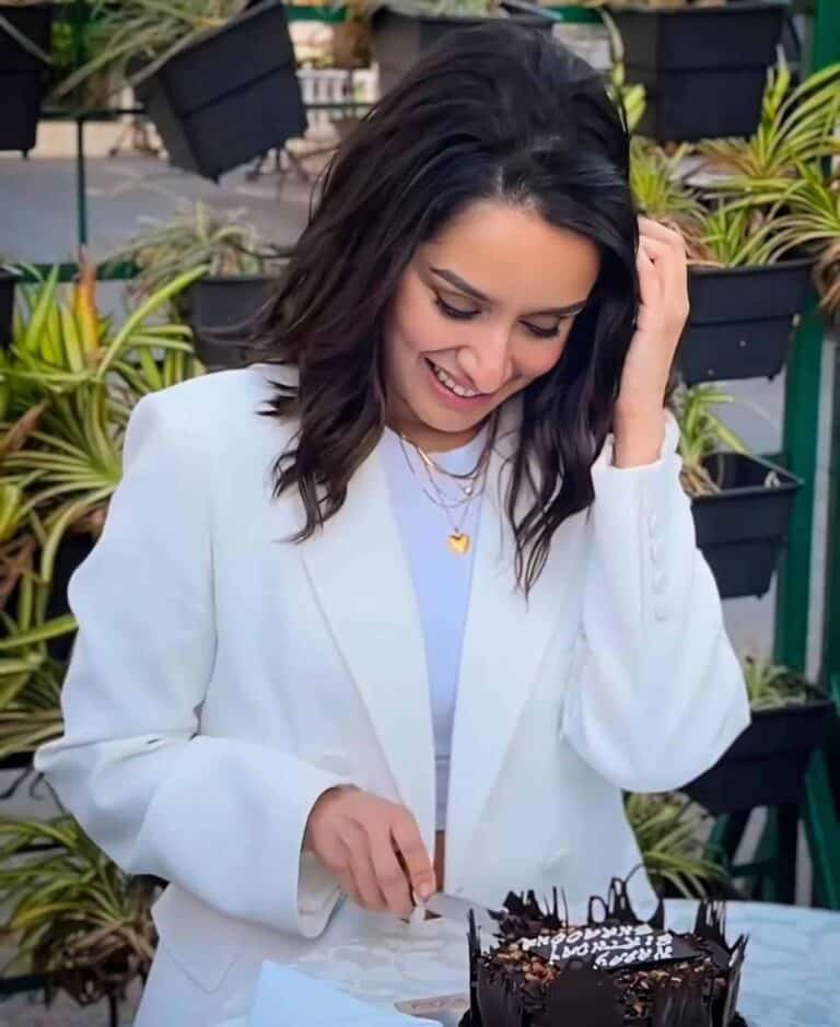 Shraddha Kapoor Rings in Her Birthday with Devoted Fans in a Heartwarming Celebrati