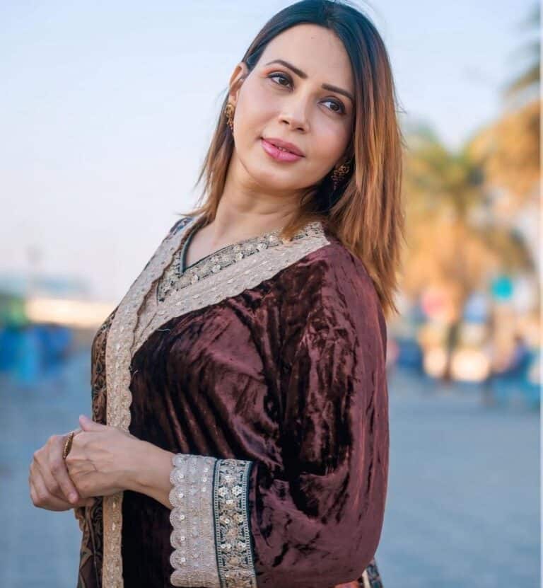 Rozlyn Khan on Operation Sindoor: “The Red on the Forehead Feels Like a Warning”.