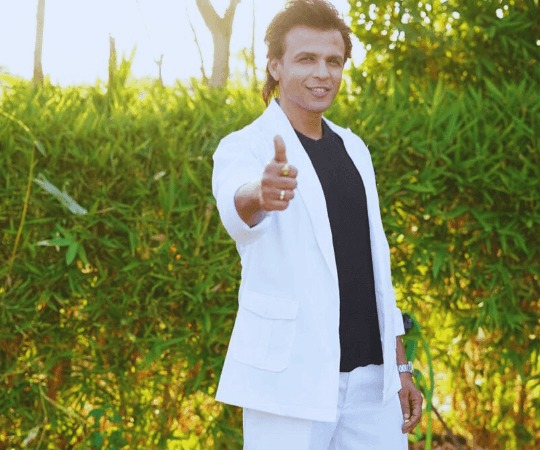 ABHIJEET SAWANT ADMITES TO USING TINDER AFTER MARRIAGE.