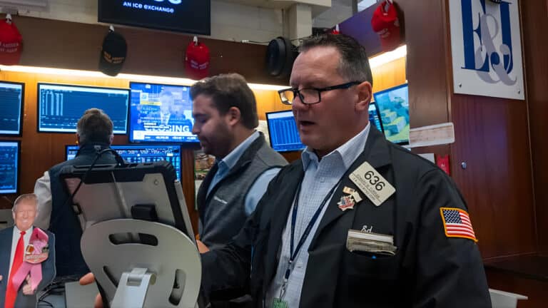 US Stock Market Holds Steady with Tech Earnings in Focus Amid Government Shutdown Hopes