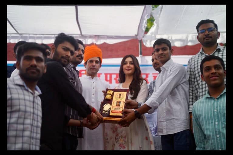 Farhan Akhtar and Raashii Khanna Pay Tribute to Major Shaitan Singh Bhati in Jodhpur