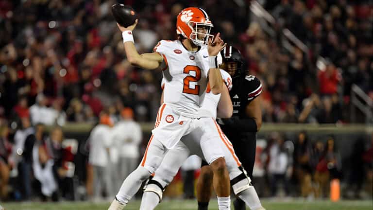 The Clemson Tigers beat the Louisville Cardinals 20-19 in an exciting ACC game