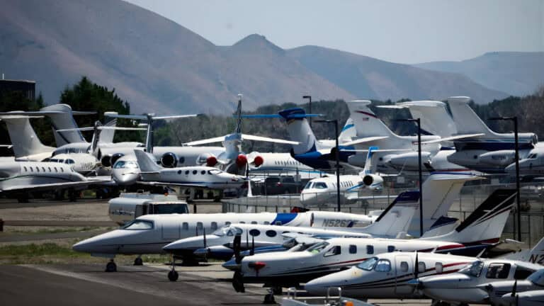 The government shutdown stops private jets at 12 major US airports, making it hard for celebrities to travel The government shutdown stops private jets at 12 major US airports, making it hard for celebrities to travel