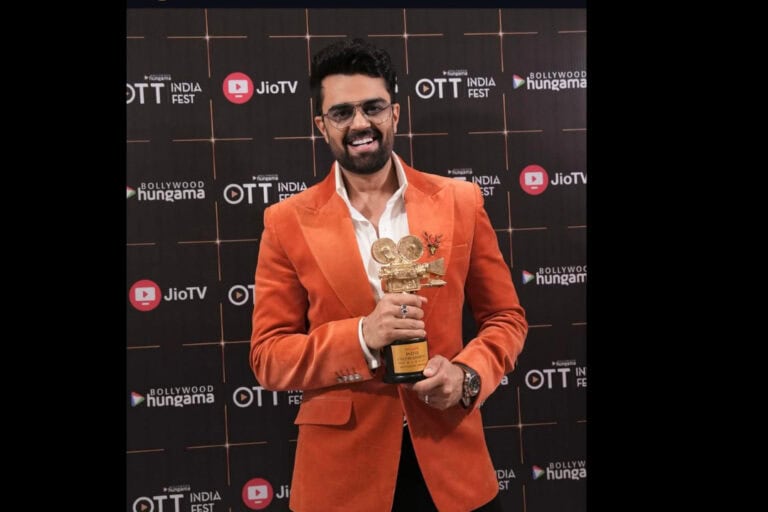 Maniesh Paul gives an award to the late Dharmendra Ji and shares a touching memory of faith and kindness.