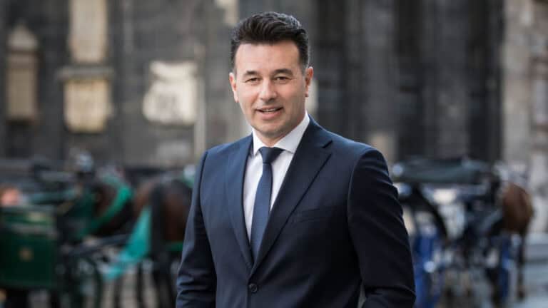 Humans Still Rule AI Investing, Says SmartWealth Founder