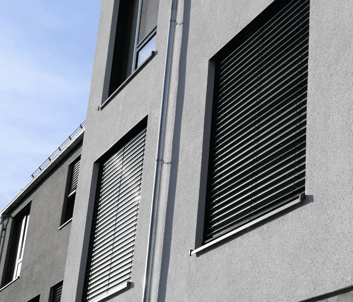 Schwarze Rollladen an einem grauen Wohnhaus in Solothurn.
