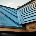 Toiture zinc détail technique en gros plan
