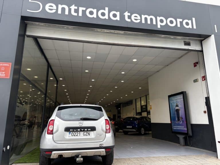 Entrada temporal a taller de coches en concesionario