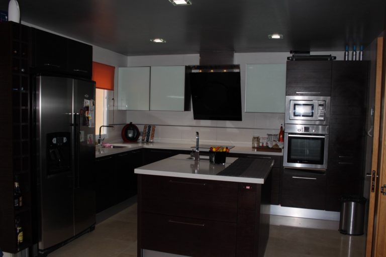 Cocina moderna con isla central y electrodomésticos integrados