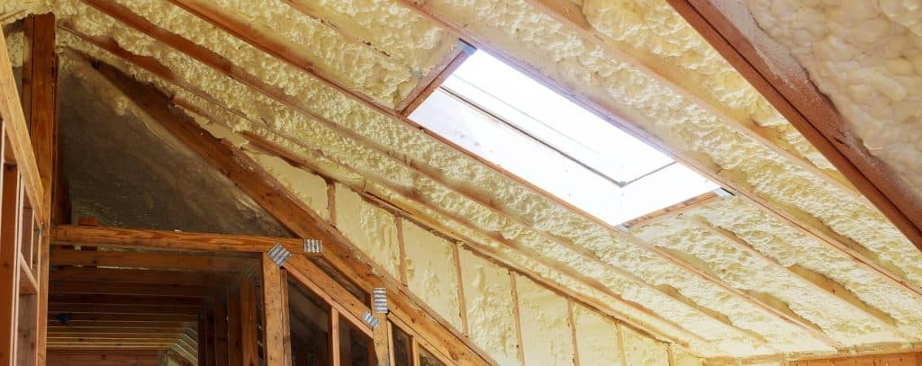 Aislamiento de espuma proyectada en techo abuhardillado