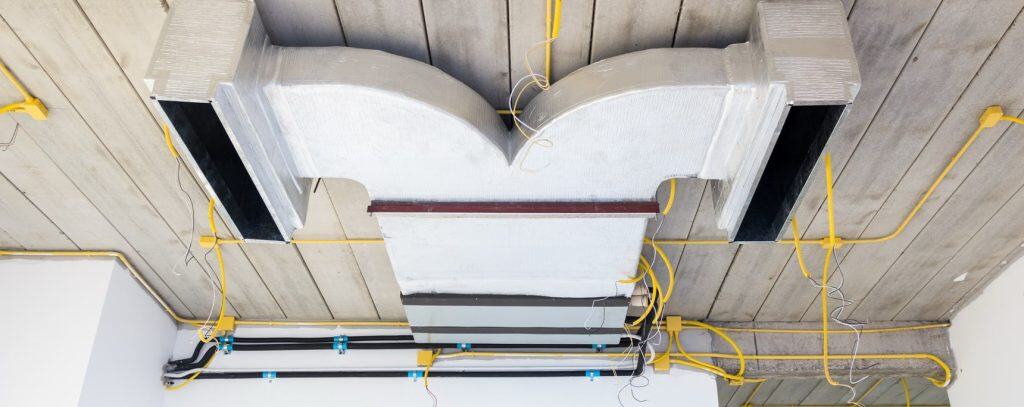 Instalación de conductos y cables eléctricos en techo