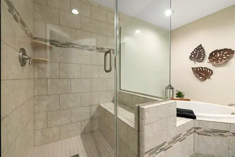 Baño moderno con ducha y bañera de azulejos beige