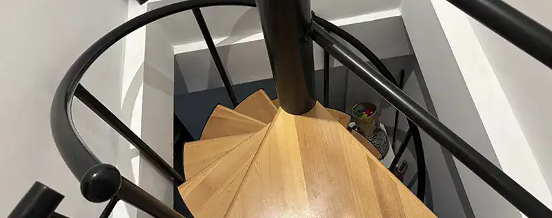Escalera de caracol con peldaños de madera