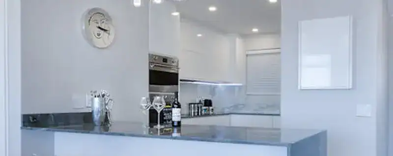 Cocina moderna con encimera de mármol gris