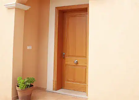 Puerta de madera en la entrada de una casa