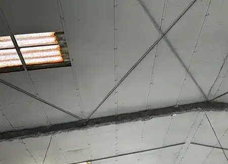 Techo industrial con estructura metálica y paneles aislantes