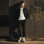 style skateur homme devant mur béton