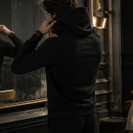 sweat a capuche noir homme devant miroir