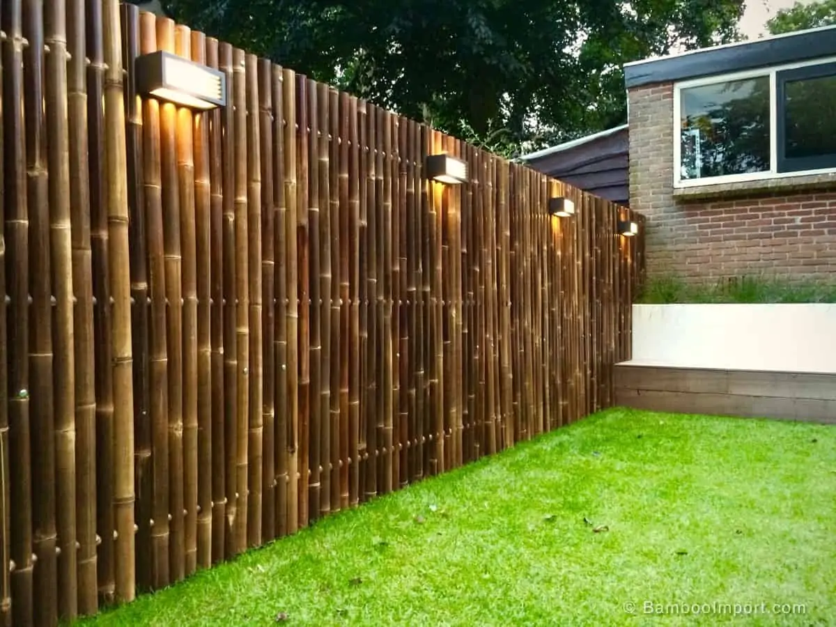 Bamboe schutting met bamboe schermen