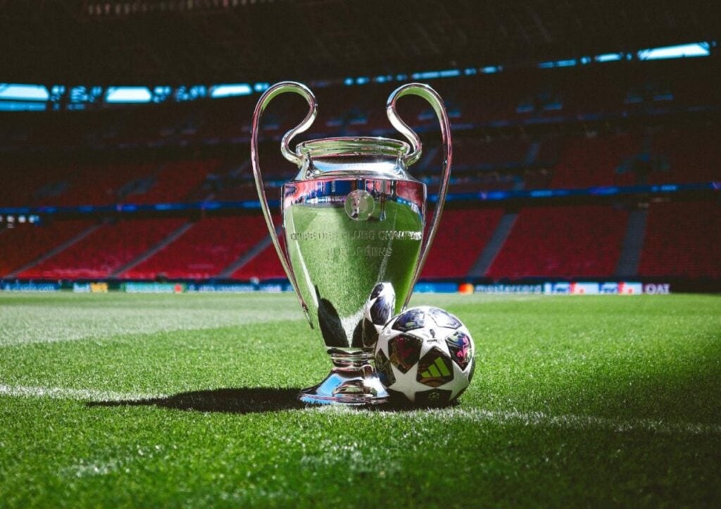Trofeo de la Champions League antes de la final entre PSG y Arsenal en Budapest