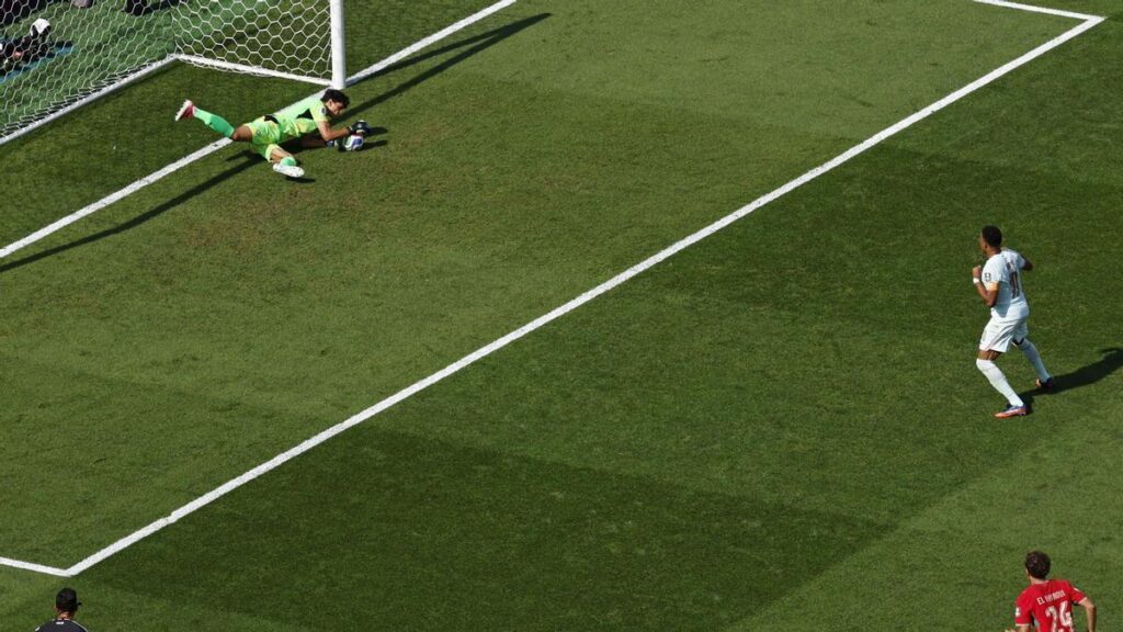 Yassine Bounou le ataja el penal a Kylian Mbappé en Francia vs Marruecos