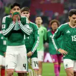Jugadores de la selección mexicana de fútbol en el campo tras la eliminación del Mundial 2026.