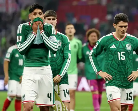 Jugadores de la selección mexicana de fútbol en el campo tras la eliminación del Mundial 2026.