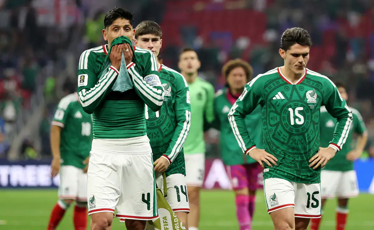 Jugadores de la selección mexicana de fútbol en el campo tras la eliminación del Mundial 2026.