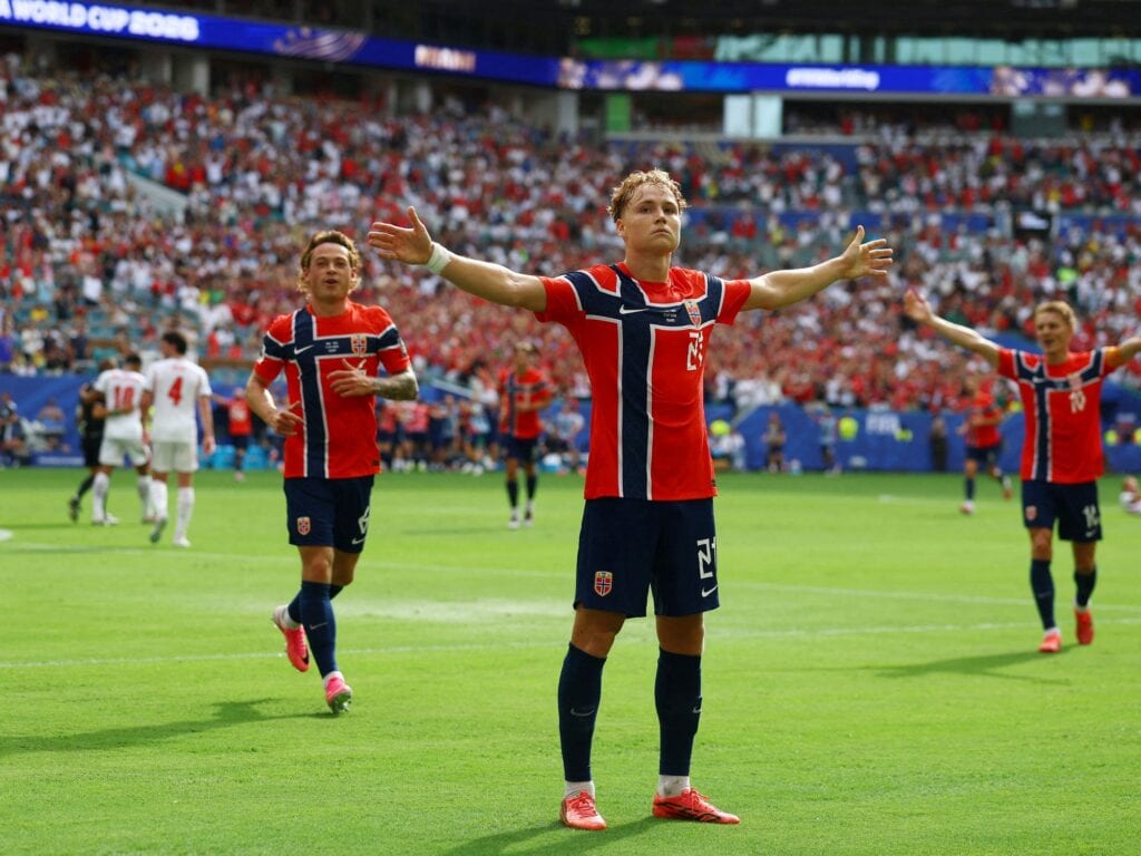 Schjelderup marca el primer gol de Noruega contra Inglaterra en cuartos