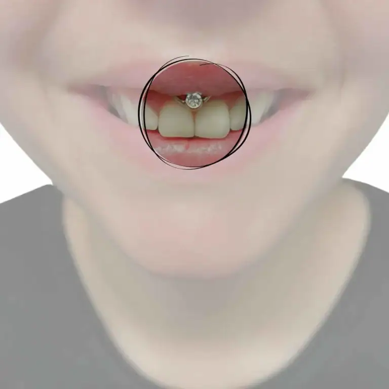 Einzigartiges Lippenbändchen-Piercing, versteckt und doch auffällig, verziert mit einem kleinen, funkelnden Schmuckstück, das einen subtilen Glanz verleiht