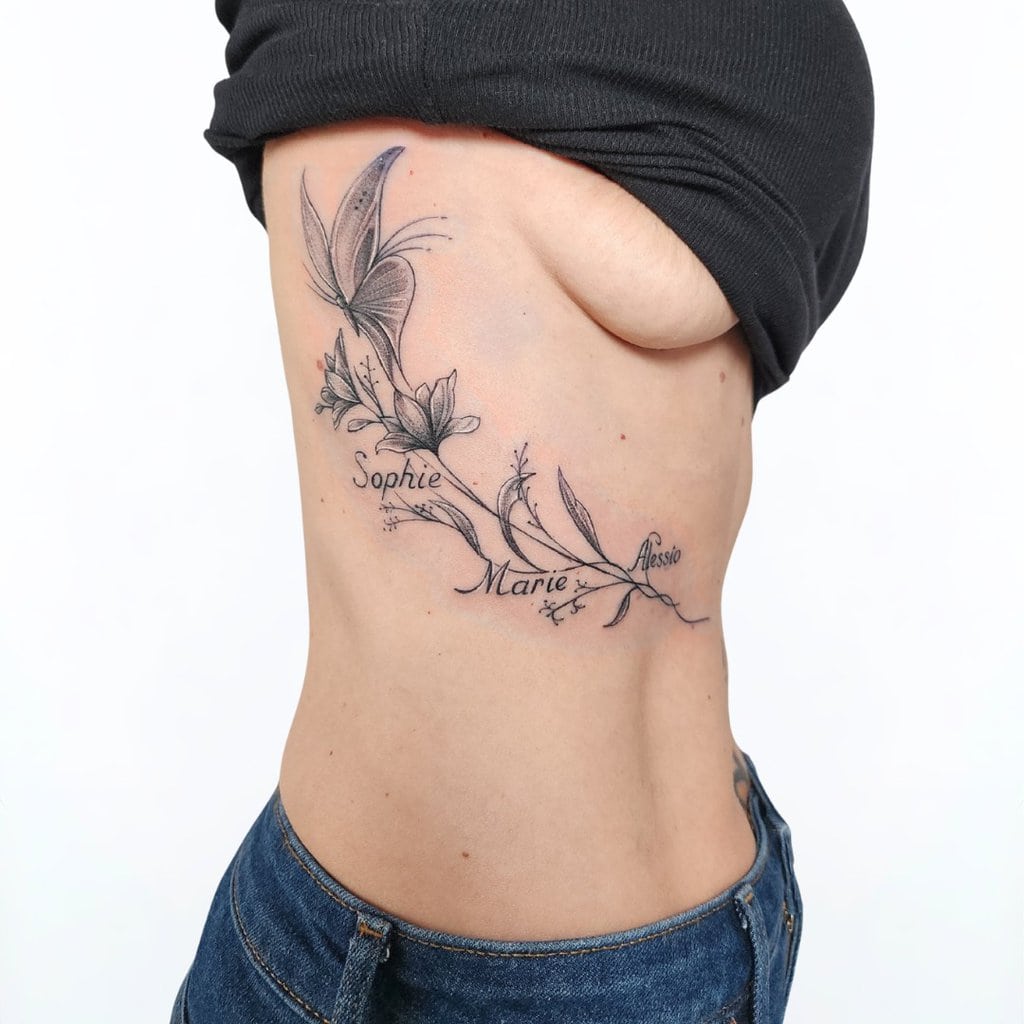 Tattoo mit Blumen, Schmetterling und Namen «Sophie», «Marie», «Alessio» – Black & Grey Stil, gestochen in Widnau.