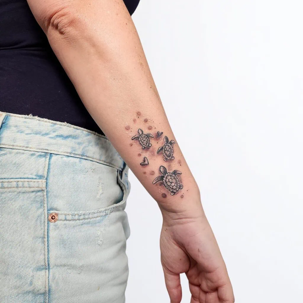 Tattoo mit drei kleinen Schildkröten und Herzen – symbolisches Familien Tattoo, gestochen in Widnau.