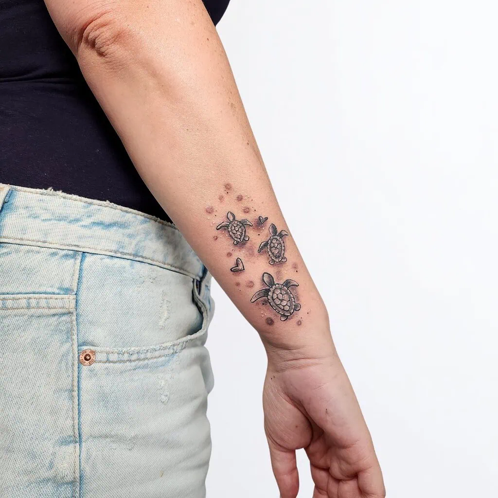 Tattoo mit drei kleinen Schildkröten und Herzen – symbolisches Familien Tattoo, gestochen in Widnau.