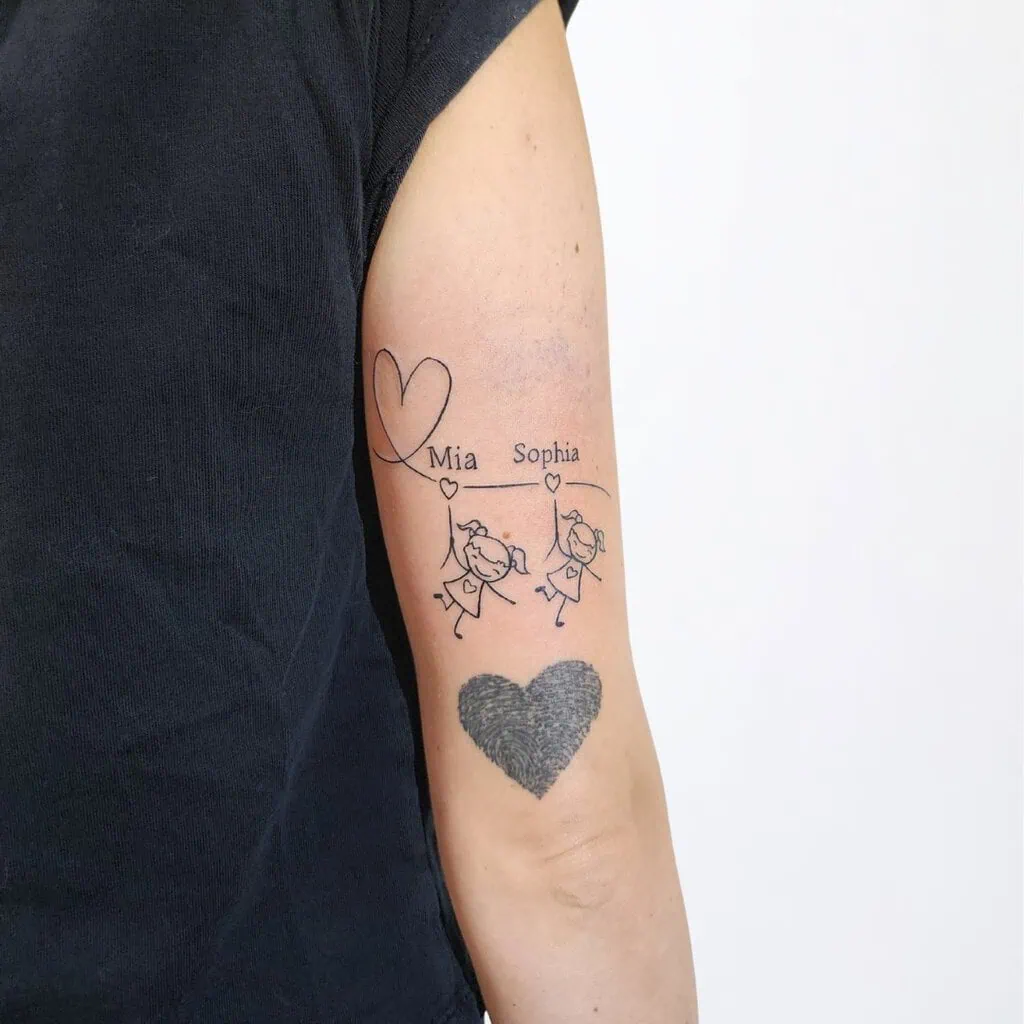 Kinderzeichnung Tattoo mit zwei Figuren, Herz und Namen «Mia» und «Sophia» – Familien Tattoo in Widnau.
