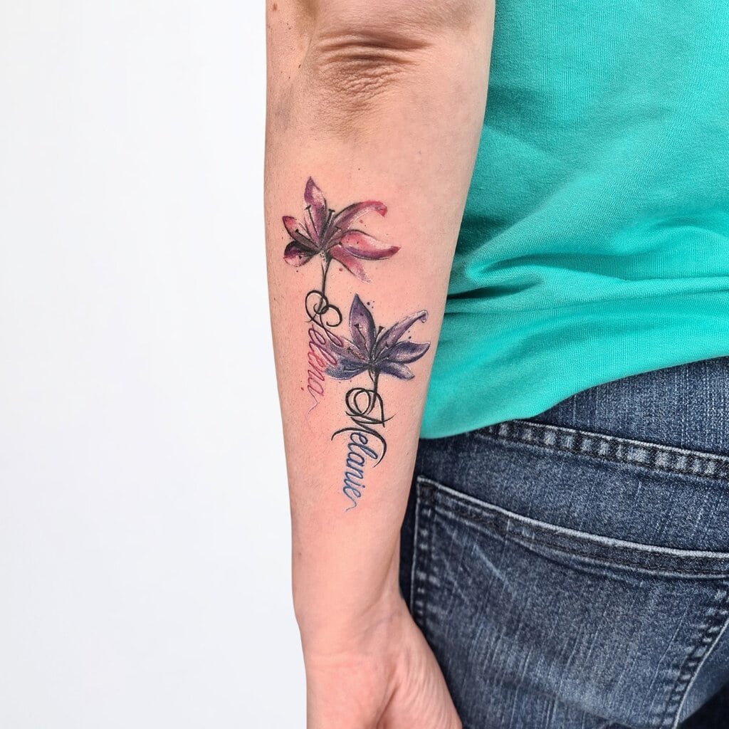 Zwei Blumen-Tattoos mit Namen «Selena» und «Melanie» – Watercolor-Stil, gestochen in Widnau.