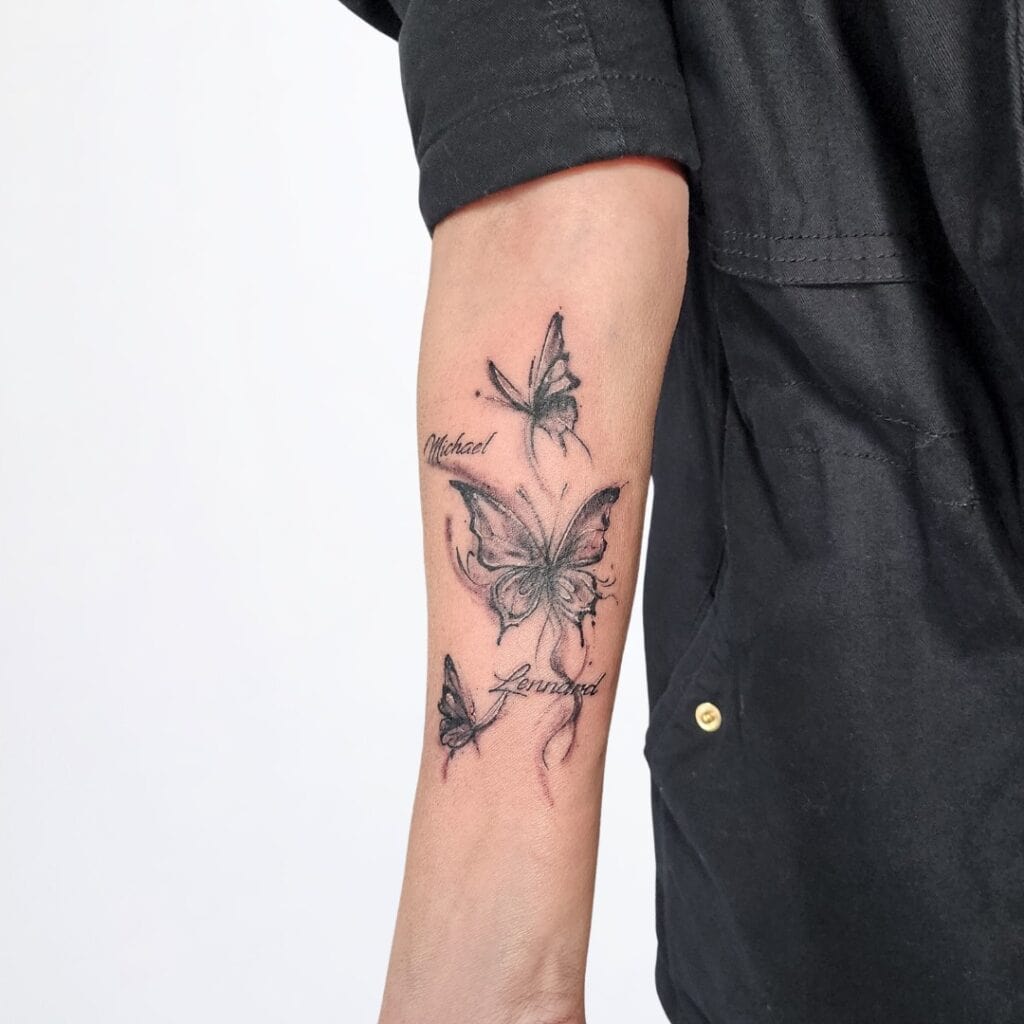 Tattoo mit Schmetterlingen und Namen «Michael» und «Leonard» – Black & Grey Stil, gestochen in Widnau.