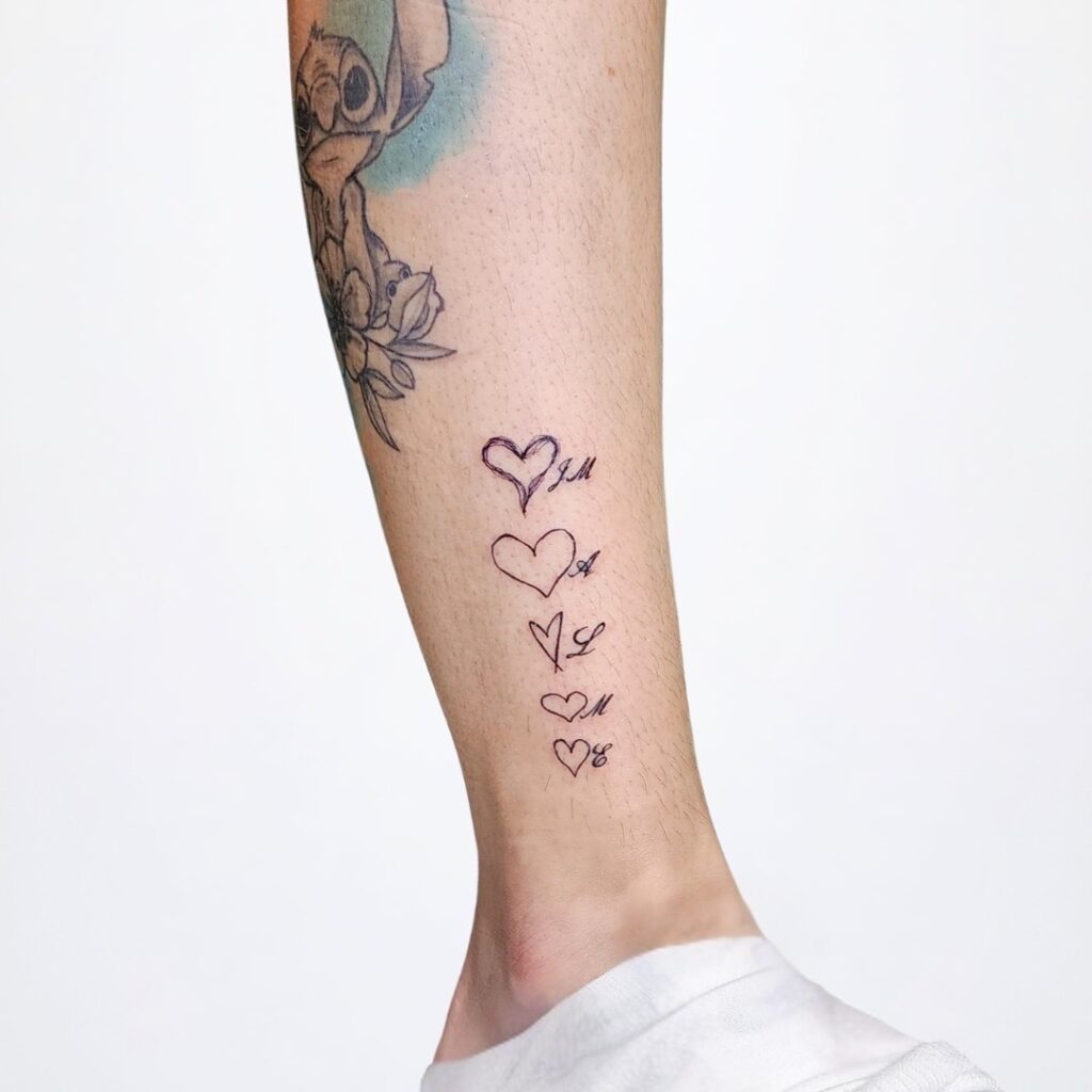 Familien Tattoo mit vier Herzen und Initialen – feinliniger Stil, gestochen in Widnau.