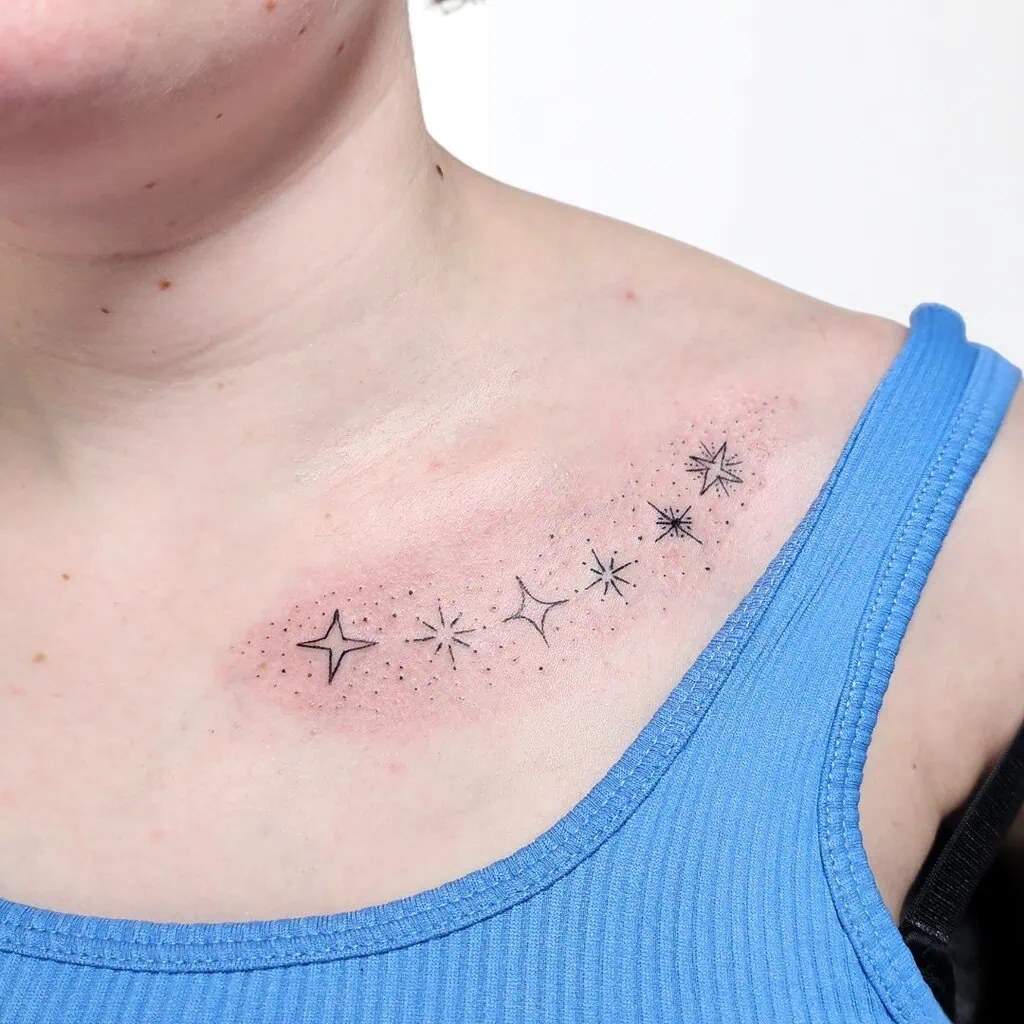 Filigranes Generationentattoo, Sternbild-Tattoo am Schlüsselbein – feine Linien im Fineline-Stil, gestochen in Widnau.