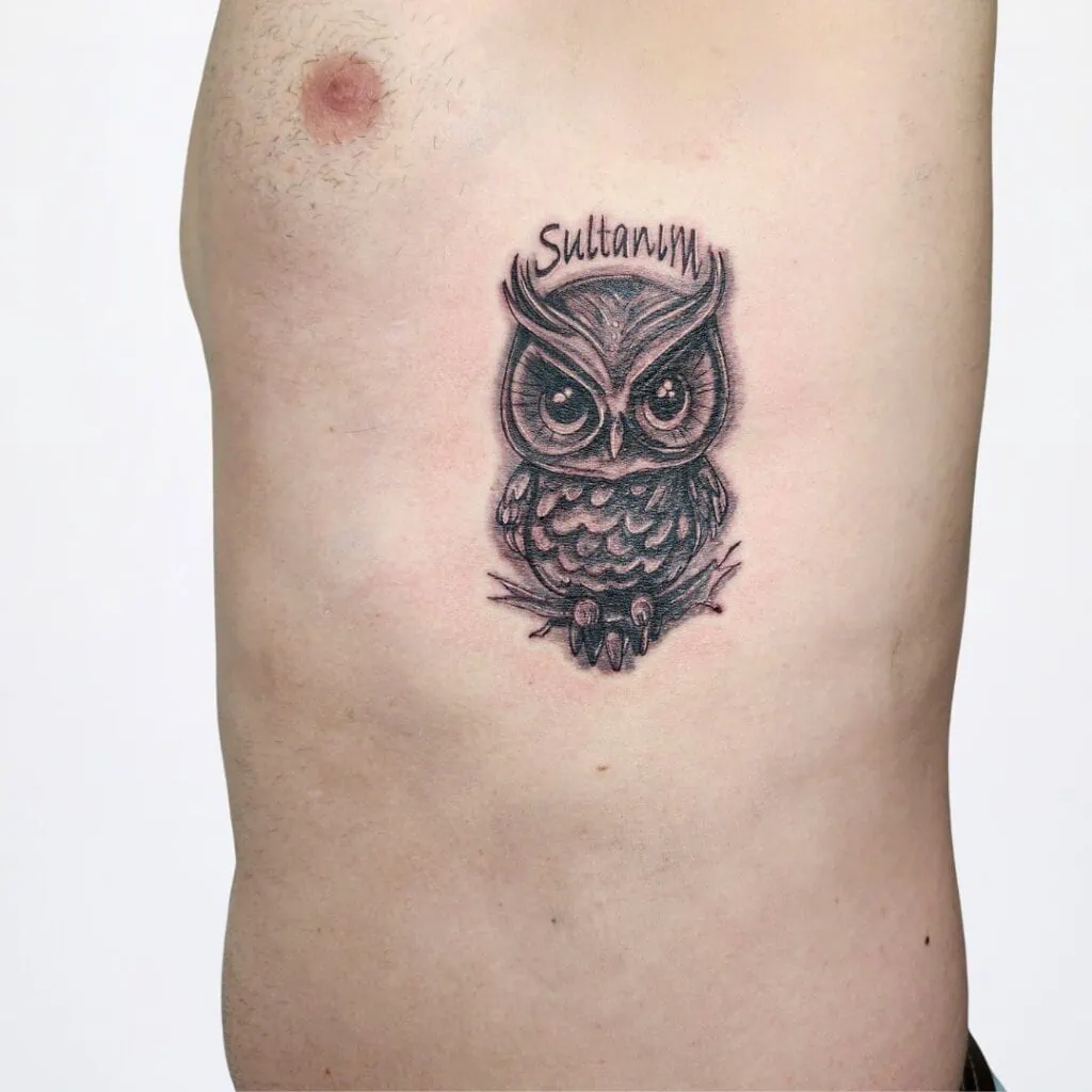 Eulen-Tattoo mit Namen «Sultanim» auf der Brust – realistische Linienarbeit, gestochen in Widnau.